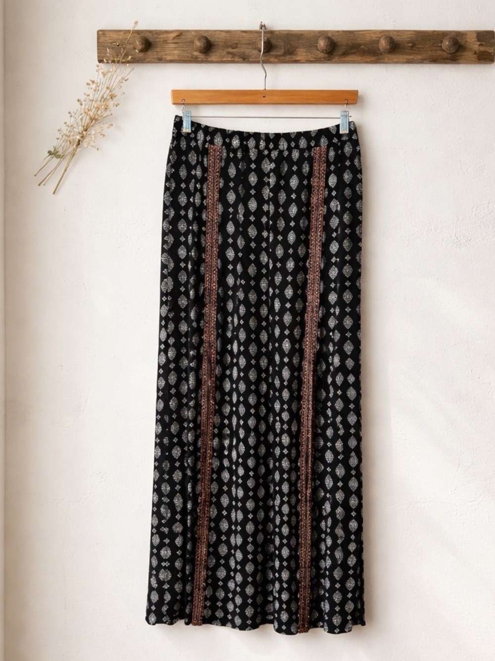 NWOT Xhilaration Women’s Black White Pattern Maxi Skirt with Front Slits Size S